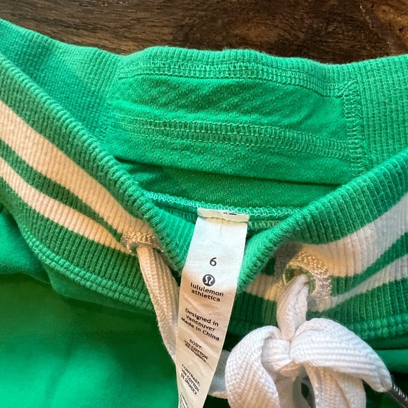 Lululemon super adorable green skirt in excellent condition - Picture 3 of 3